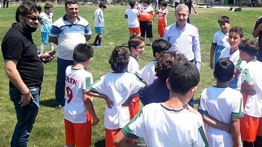 Futbol okulunu ziyaret etti