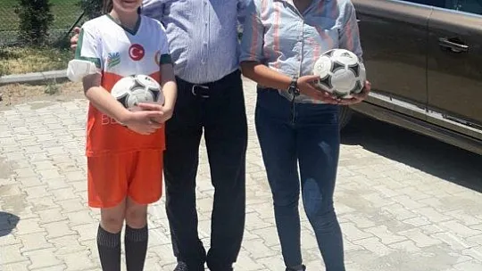 Futbol okulunu ziyaret etti