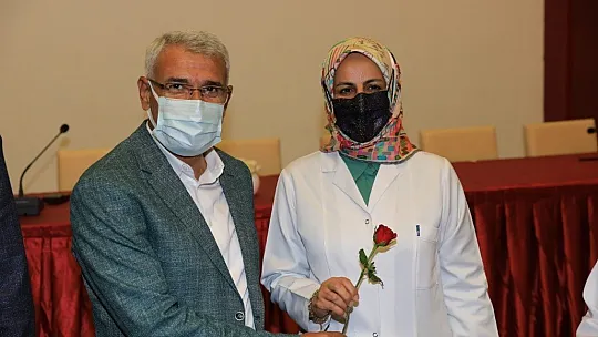 Hemşireleri kutladı