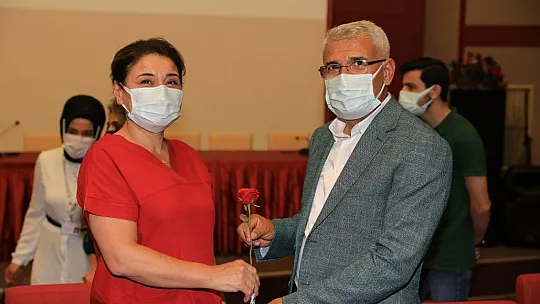 Hemşireleri kutladı