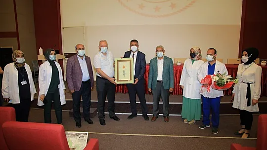 Hemşireleri kutladı