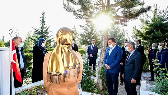Şehitliği ziyaret etti