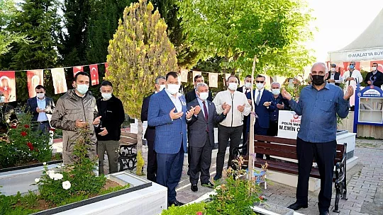 Şehitliği ziyaret etti