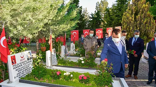 Şehitliği ziyaret etti