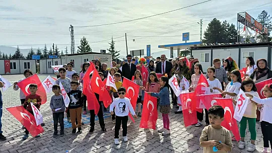 Zelyurt bayrak dağıttı