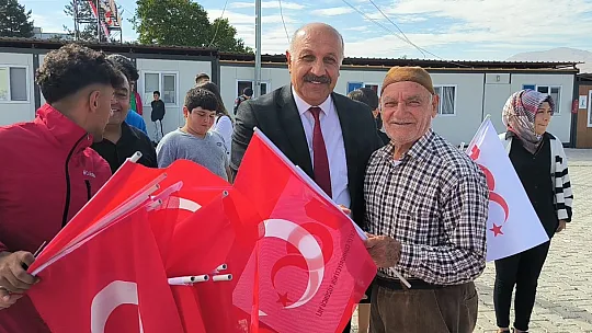 Zelyurt bayrak dağıttı