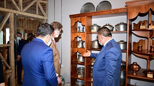 Kent müzesini gezdi