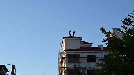 Çıktığı çatıda indi arkadaşını nöbetçi bıraktı