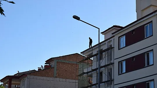 Çıktığı çatıda indi arkadaşını nöbetçi bıraktı