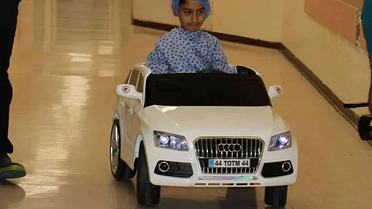 Ameliyata arabayla gidiyor