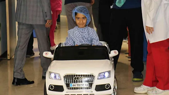 Ameliyata arabayla gidiyor