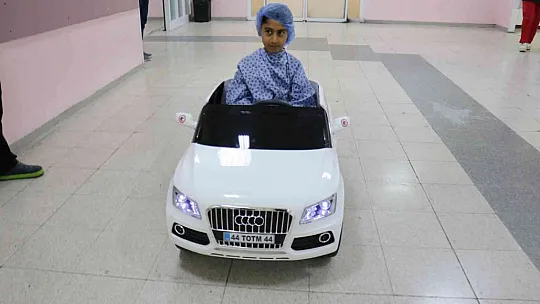 Ameliyata arabayla gidiyor