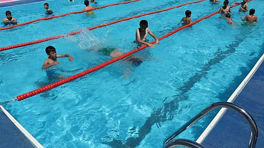 Çocuklar serinliyor