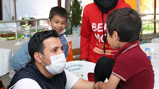Çocuklara polis şefkati