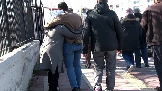 Adli tıp önünde bekliyorlar