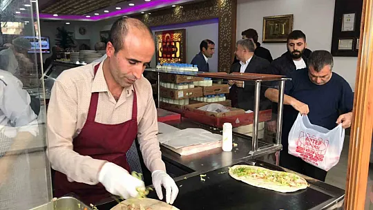 Ücretsiz yemek dağıttı