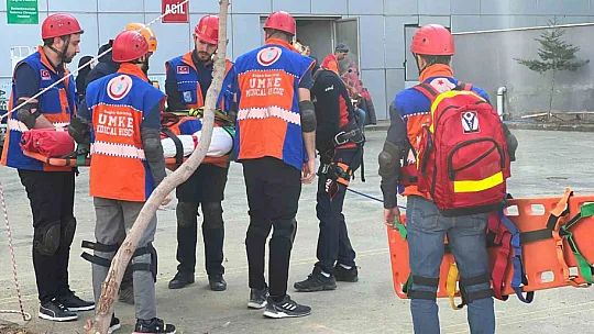 Depremlerle yıkılan Malatya'da deprem tatbikatı gerçeği aratmadı