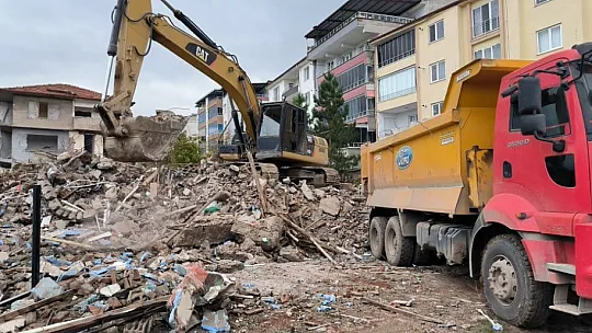 Doğanşehir'de yıkımlar devam ediyor