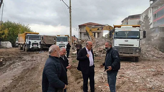 Doğanşehir'de yıkımlar devam ediyor