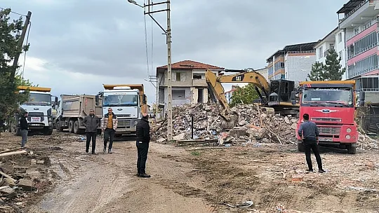 Doğanşehir'de yıkımlar devam ediyor