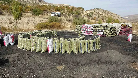 Ekmeklerini mangal kömüründen çıkarıyorlar