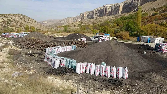 Ekmeklerini mangal kömüründen çıkarıyorlar