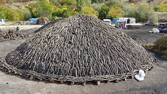 Ekmeklerini mangal kömüründen çıkarıyorlar