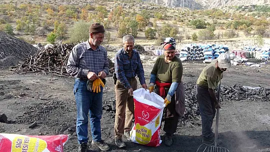 Ekmeklerini mangal kömüründen çıkarıyorlar