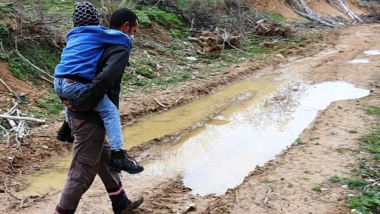 Engelli oğlunu sırtında taşıyarak okula götürüyor