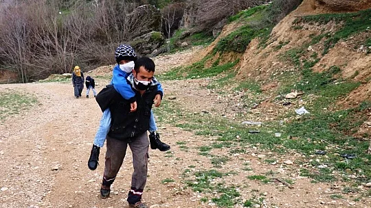 Engelli oğlunu sırtında taşıyarak okula götürüyor