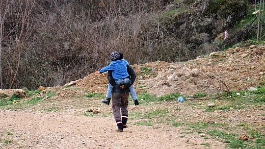 Engelli oğlunu sırtında taşıyarak okula götürüyor
