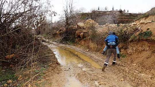 Engelli oğlunu sırtında taşıyarak okula götürüyor
