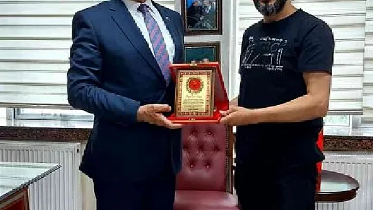 Keskin'den şampiyonuna plaket