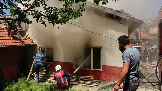Gözyaşı içerisinde izledi