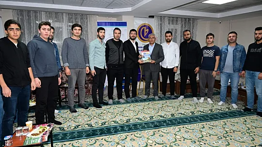 Güder, gençlerle bir araya geldi