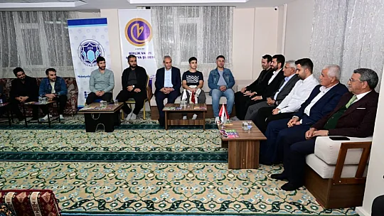 Güder, gençlerle bir araya geldi