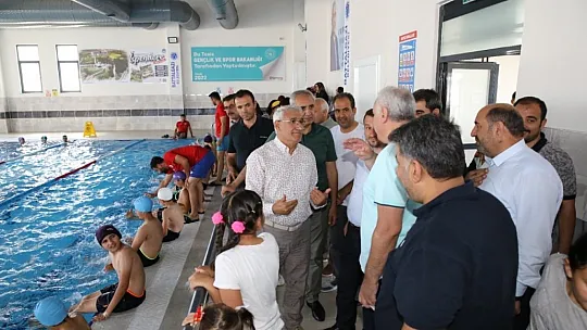 Gençlerle birlikte kulaç attı