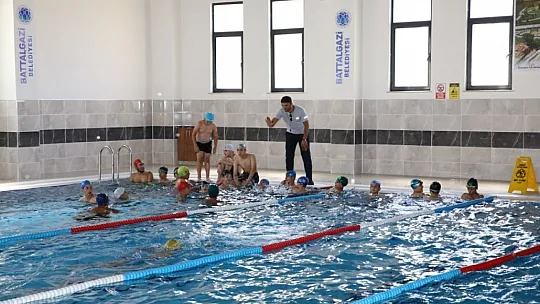 Gençlerle birlikte kulaç attı