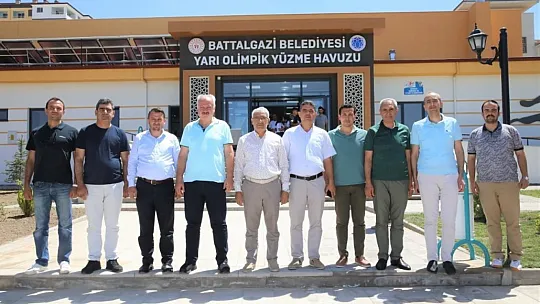 Gençlerle birlikte kulaç attı