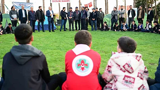 Güder, izcilerin kampına katıldı