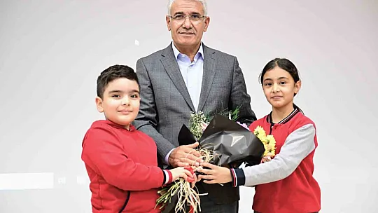 Güder, öğrencilerle birlikte kitap okudu
