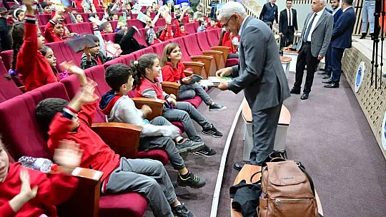 Güder, öğrencilerle birlikte kitap okudu
