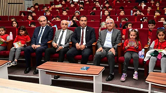 Güder, öğrencilerle birlikte kitap okudu
