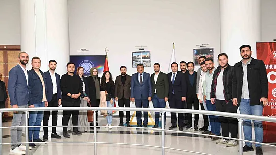 Gürkan gençlerle bir araya geldi