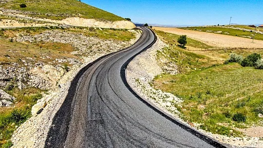 Asfalt çalışmalarını inceledi