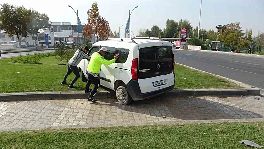 Ticari araç refüje savruldu