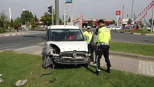 Ticari araç refüje savruldu