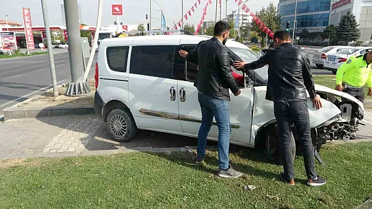 Ticari araç refüje savruldu