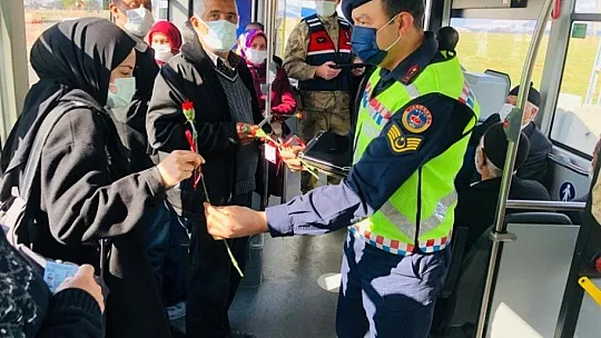 Jandarmadan kadın sürücü ve yolculara karanfil