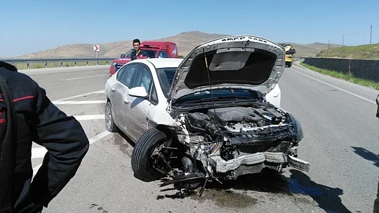 Kazada araçta sıkıştı